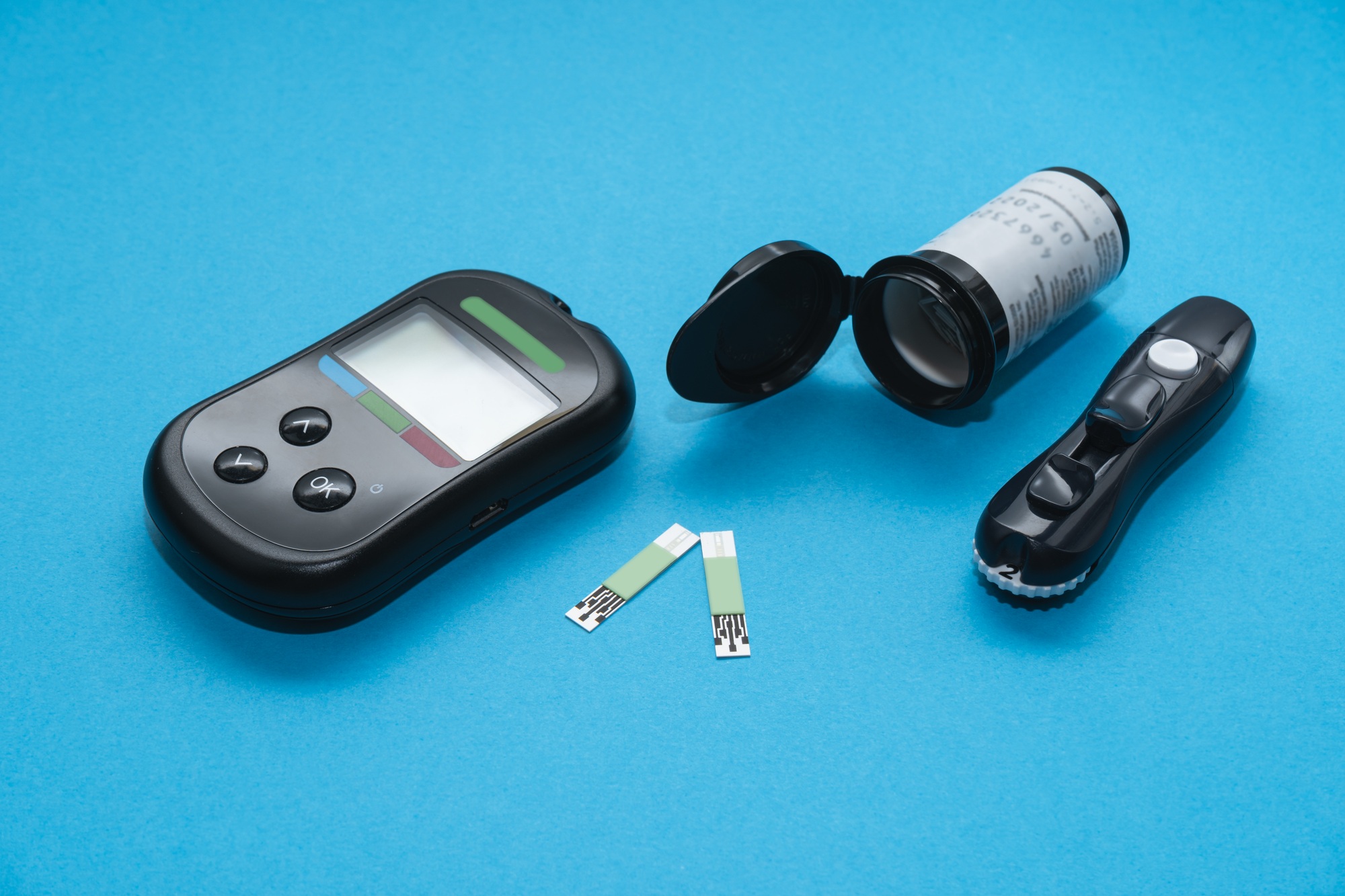 Blood glucose meter, test strips and syringe